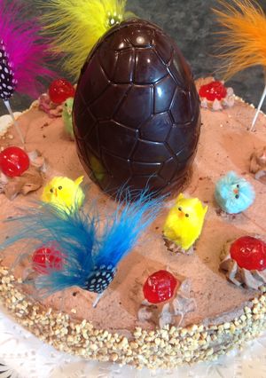 Una foto de Mona de Pascua de trufa y huevo de chocolate
