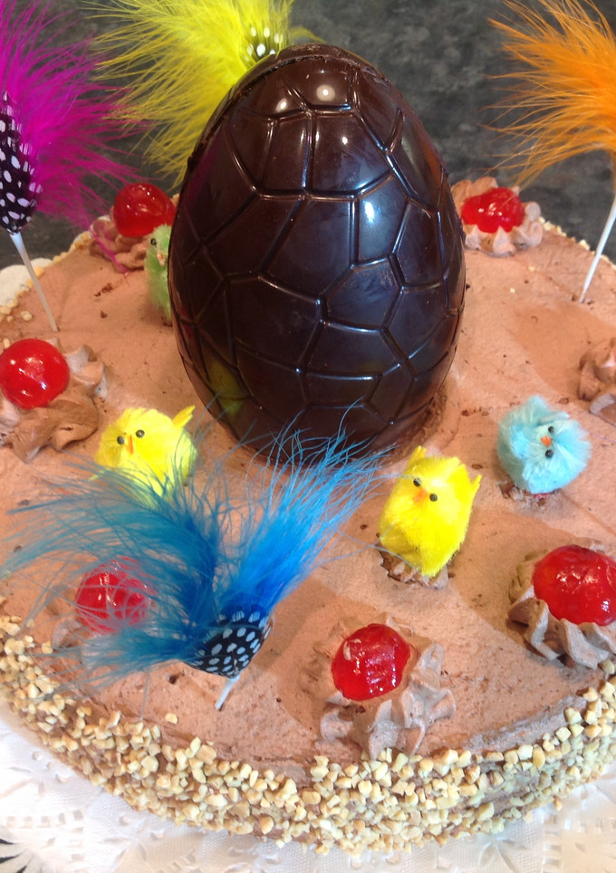 Una foto de Mona de Pascua de trufa y huevo de chocolate