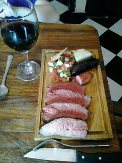 Una foto de Colita de cuadril o pollo de res a la parrilla