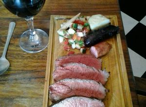 Una foto de Colita de cuadril o pollo de res a la parrilla