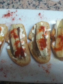 Una foto de Tostas de anchoas con boquerones