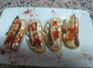 Una foto de Tostas de anchoas con boquerones 