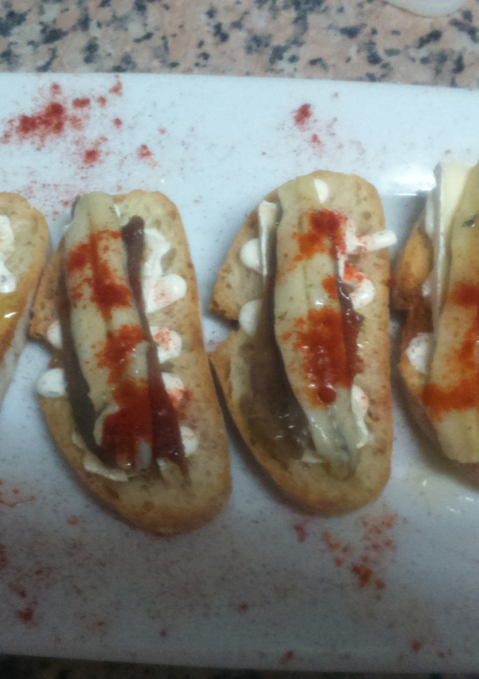 Una foto de Tostas de anchoas con boquerones 