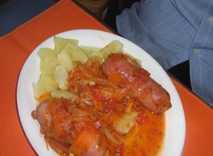 Una foto de Chorizos a la pomarola fácil