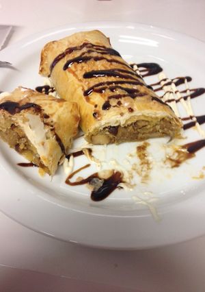 Una foto de Rollitos de hongo beltza y txistorra 