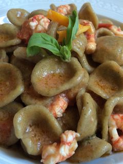 Una foto de Orecchiette con gambas rojas