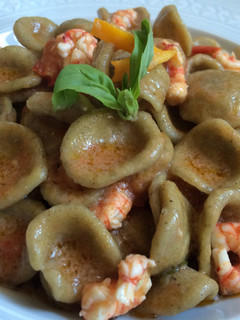 Una foto de Orecchiette con gambas rojas
