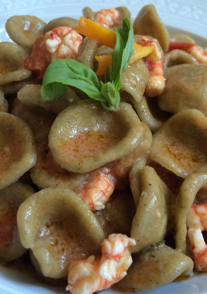 Una foto de Orecchiette con gambas rojas