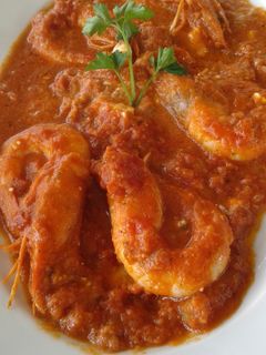 Una foto de Garídes Mikrolímano o gambas con tomate y feta