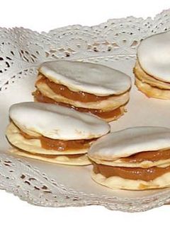 Una foto de Alfajor Rogel fácil