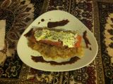 Tronco de salmón sobre base de cebolla caramelizada con queso blanco y reducción de vinagre balsámico con mostaza a la antigua
