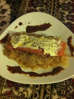 Una foto de Tronco de salmón sobre base de cebolla caramelizada con queso blanco y reducción de vinagre balsámico con mostaza a la antigua