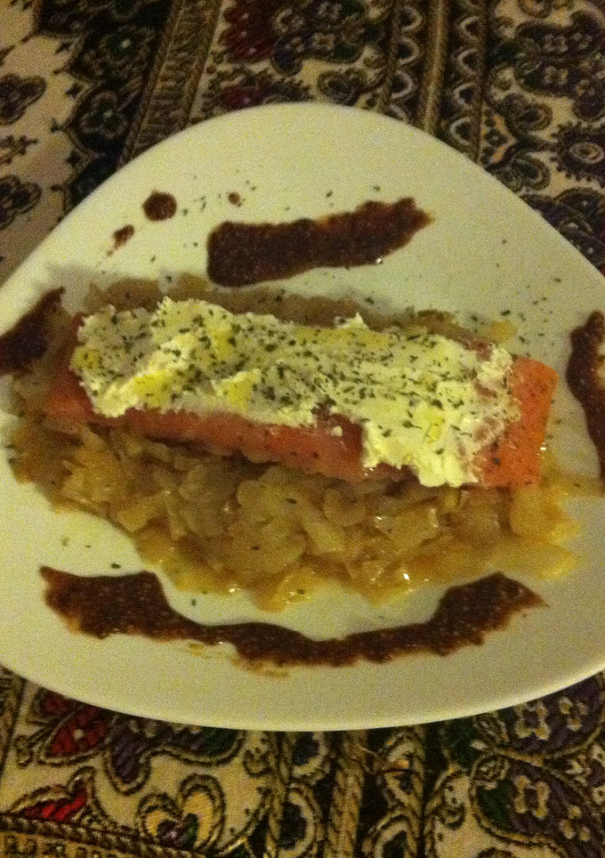 Una foto de Tronco de salmón sobre base de cebolla caramelizada con queso blanco y reducción de vinagre balsámico con mostaza a la antigua
