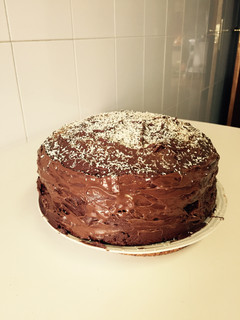 Una foto de Bizcocho relleno de frosting de queso y chocolate con leche