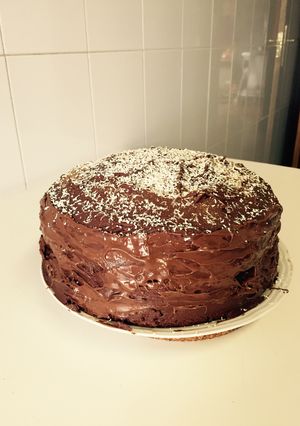 Una foto de Bizcocho relleno de frosting de queso y chocolate con leche