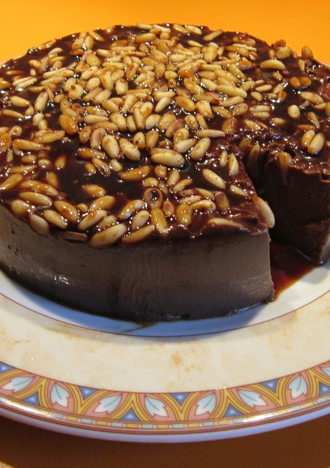 Una foto de Flan de chocolate con piñones ( 2 recetas)