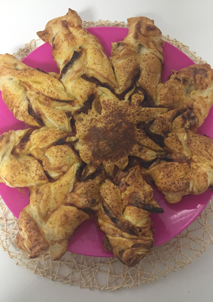 Una foto de Flor hojaldrada de jamón y queso