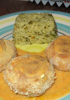 Una foto de Croquetas de merluza horneadas en salsa de zanahoria