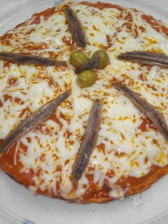 Una foto de Pizza casera con anchoas