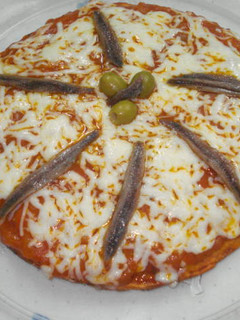 Una foto de Pizza casera con anchoas