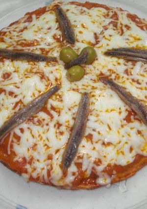 Una foto de Pizza casera con anchoas
