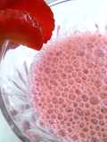 Lassi de fresa y arándanos rojos