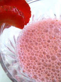 Una foto de Lassi de fresa y arándanos rojos