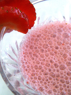 Una foto de Lassi de fresa y arándanos rojos