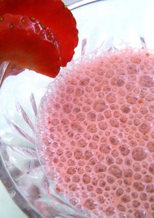 Una foto de Lassi de fresa y arándanos rojos