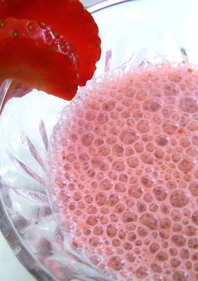 Una foto de Lassi de fresa y arándanos rojos