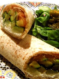 Una foto de Wrap integral de salmón ahumado, calabacín y requesón