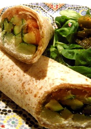 Una foto de Wrap integral de salmón ahumado, calabacín y requesón