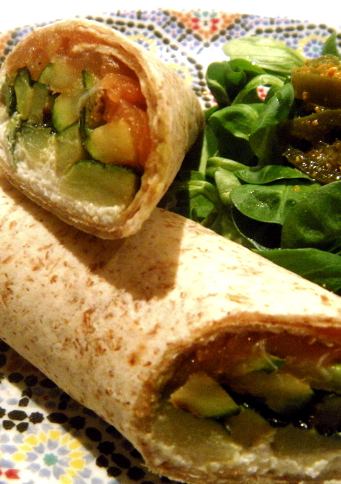 Una foto de Wrap integral de salmón ahumado, calabacín y requesón