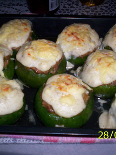 Una foto de Zapallitos rellenos con carne, verduras y aceitunas