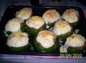 Una foto de Zapallitos rellenos con carne, verduras y aceitunas