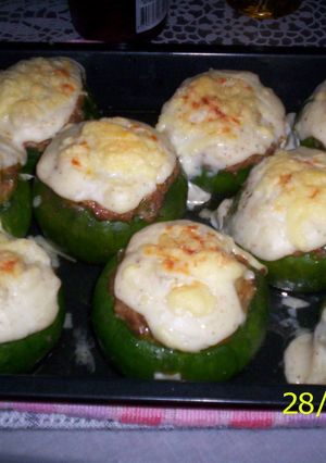 Una foto de Zapallitos rellenos con carne, verduras y aceitunas