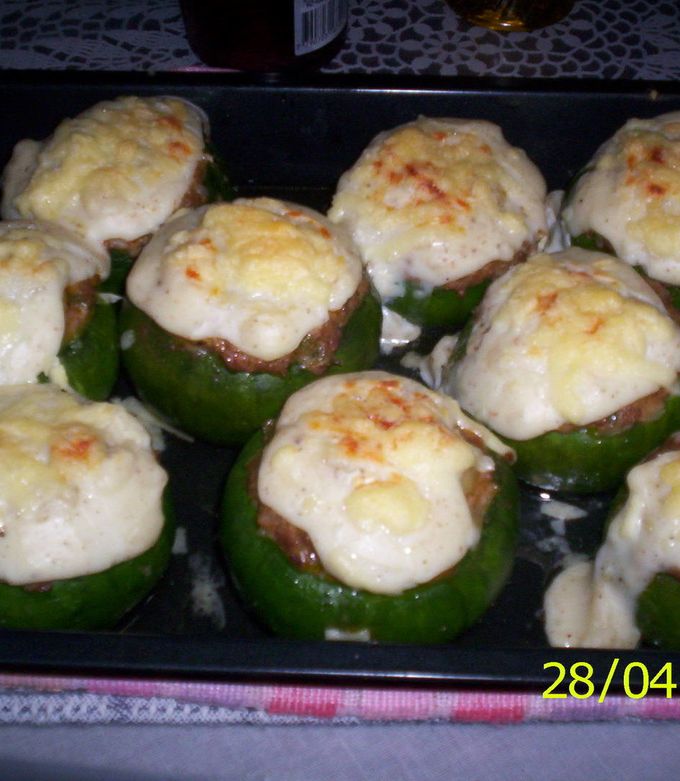 Una foto de Zapallitos rellenos con carne, verduras y aceitunas
