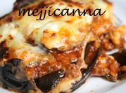 Una foto de lasagna de berenjena y carne