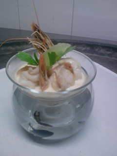 Una foto de Cóctel de camarones con salsa aurora y chile chipotle al perfume de aceite de trufas