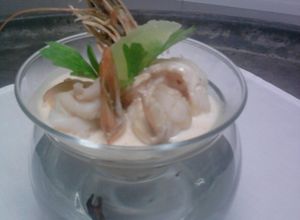 Una foto de Cóctel de camarones con salsa aurora y chile chipotle al perfume de aceite de trufas