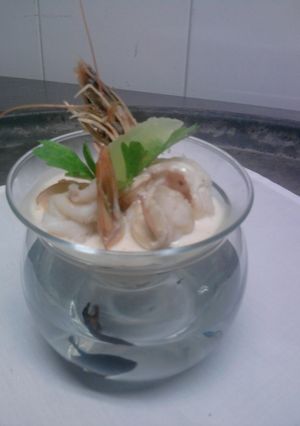 Una foto de Cóctel de camarones con salsa aurora y chile chipotle al perfume de aceite de trufas
