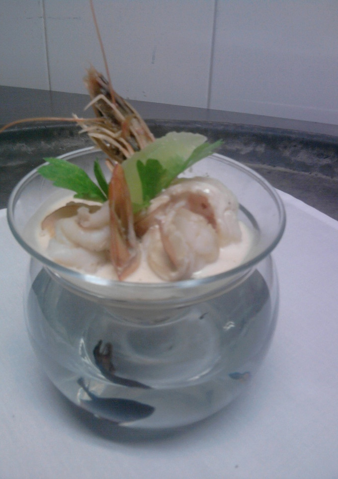 Una foto de Cóctel de camarones con salsa aurora y chile chipotle al perfume de aceite de trufas