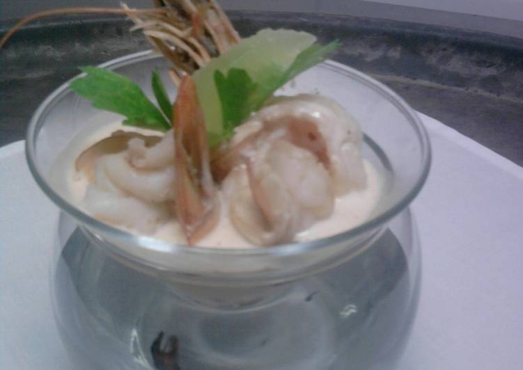 Cóctel de camarones con salsa aurora y chile chipotle al perfume de aceite de trufas