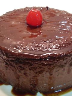 Una foto de Flan de chocolate con nata