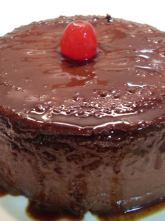 Una foto de Flan de chocolate con nata