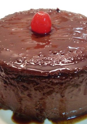 Una foto de Flan de chocolate con nata