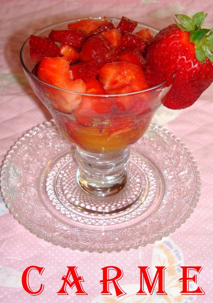 Una foto de Fresas balsámicas en zumo de mandarina