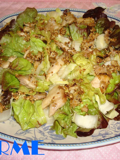 Una foto de Ensalada crujiente con pollo y sésamo