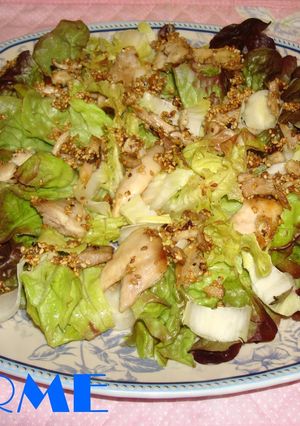 Una foto de Ensalada crujiente con pollo y sésamo