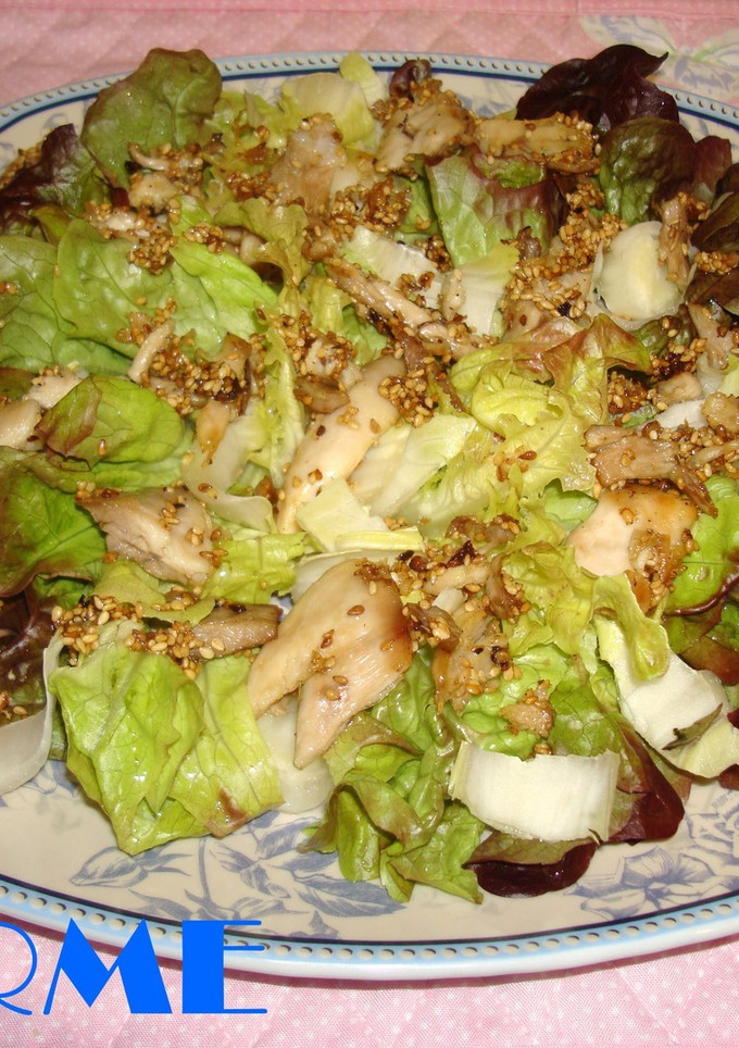 Una foto de Ensalada crujiente con pollo y sésamo
